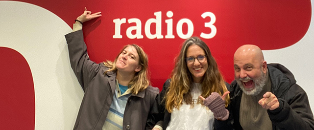 Silvia Marte posa junto a Rocío Saíz y Jose Manuel Sebastián de Radio 3 frente a un photocall en Madrid, tras una entrevista en la emisora.